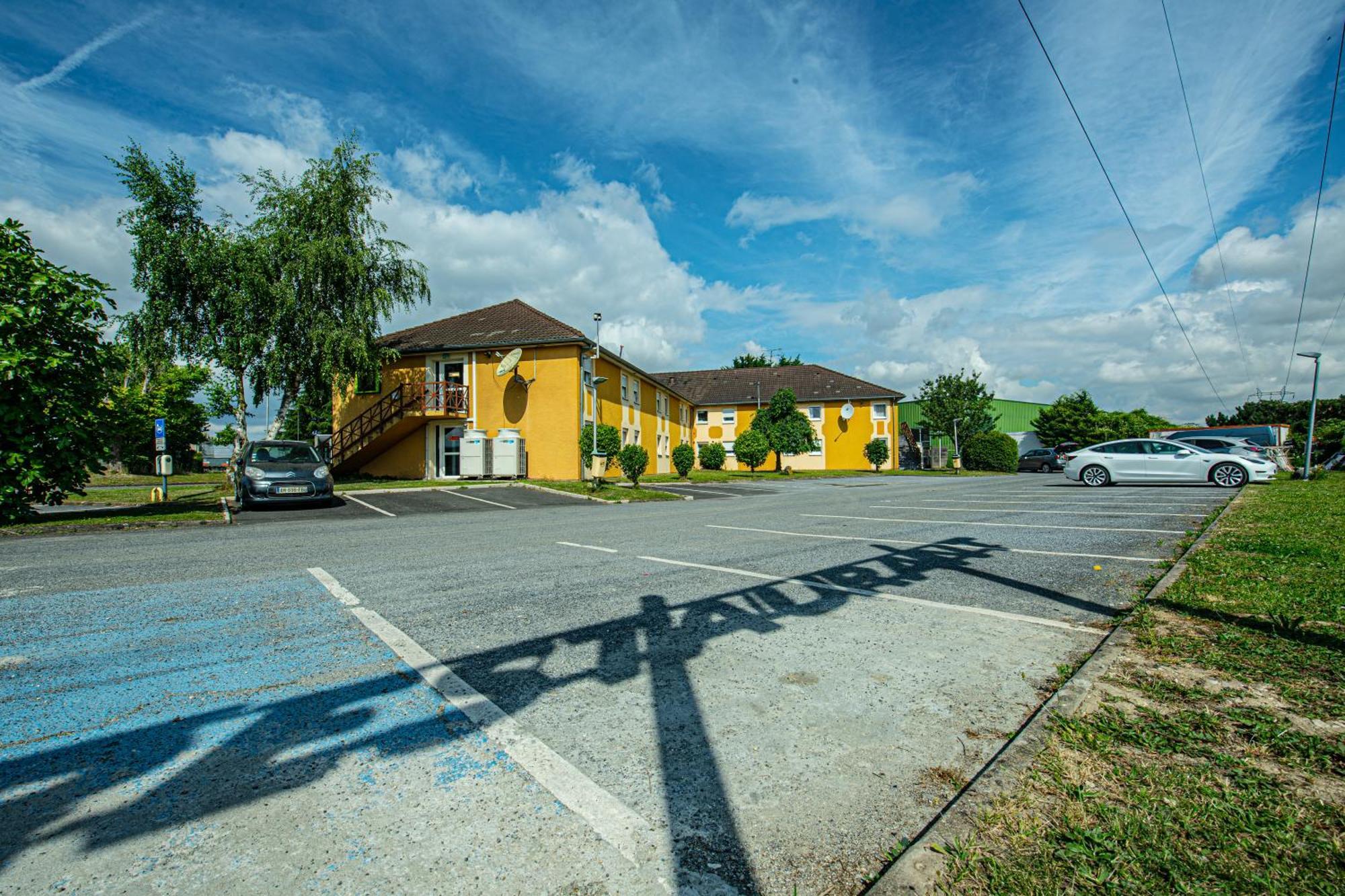 Logis Hotel - Le Relais Du Parisis Villeparisis Bagian luar foto