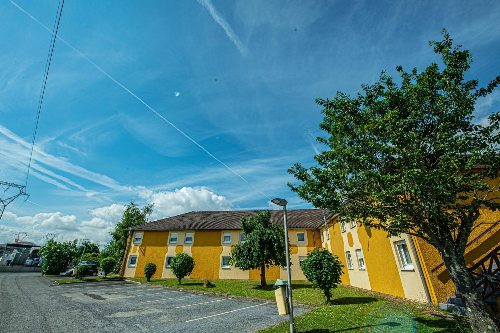 Logis Hotel - Le Relais Du Parisis Villeparisis Bagian luar foto